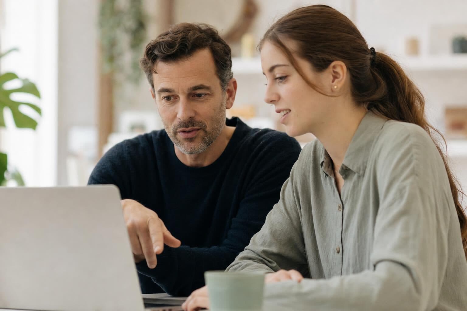 Mentor und Lernende Seite an Seite am Laptop